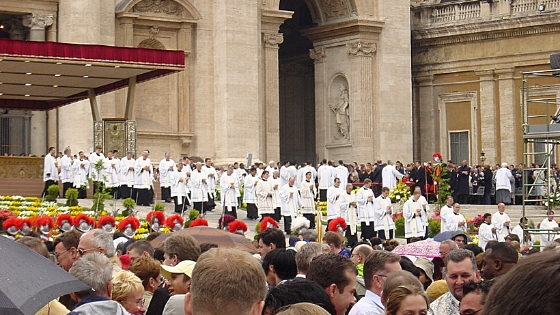 Mass starting at the Vatican for a sunny Easter Sunday celebration